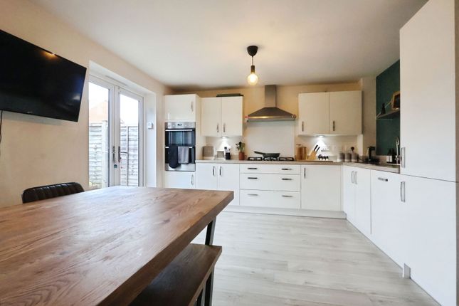 1 Charles Almond Close, Stonehouse photo 2