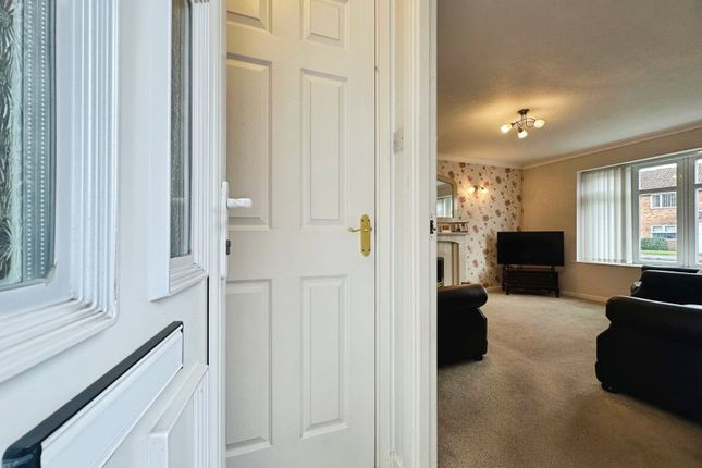 11, Leybourne Crescent, Pendeford, Wolverhampton photo 2