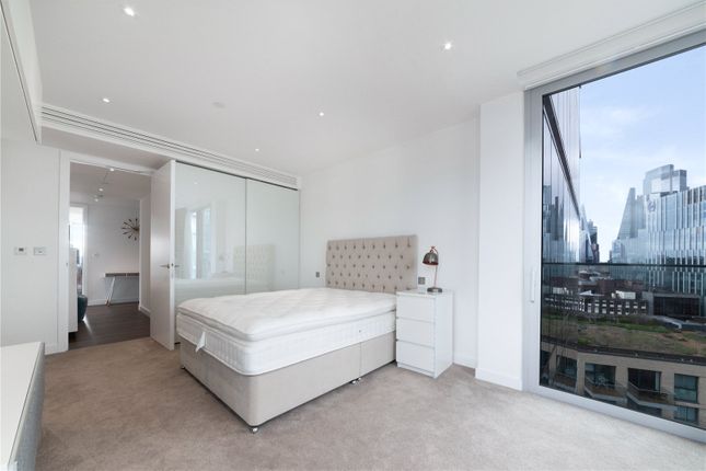 Flat to rent in Chaucer Gardens, London
