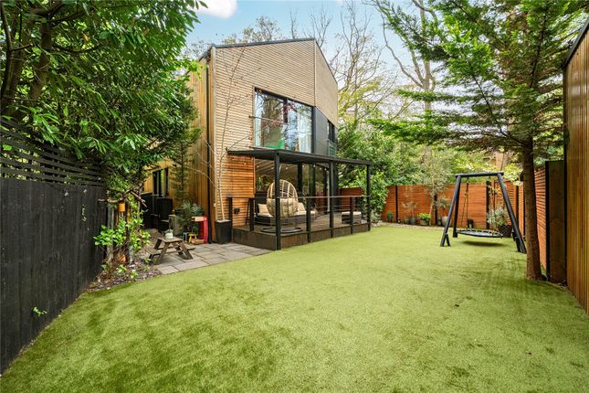 6, Manor Wood Grove, Surrey photo 3