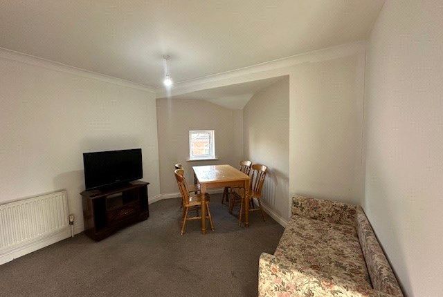 Flat 21, Highfields, 56, Richmond Gardens, Hampshire photo 2