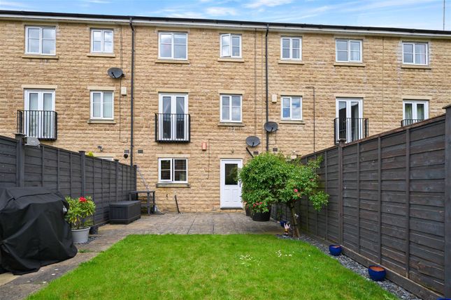 Thumbnail Town house for sale in Aldersyde Way, Guiseley, Leeds, West Yorkshire