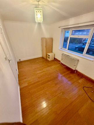X, Albans Avenue photo 5