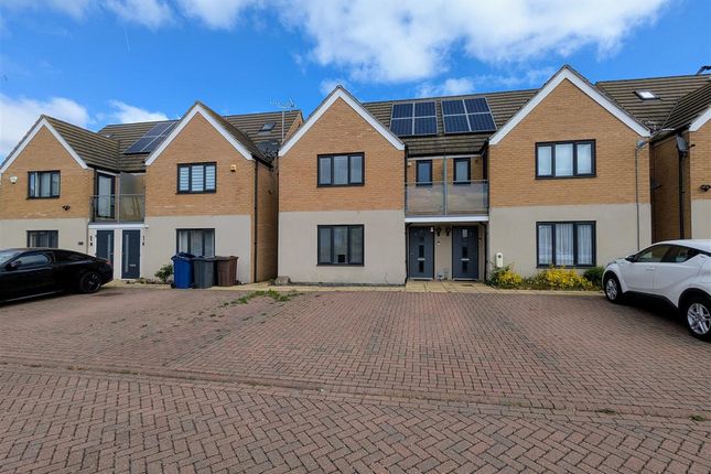 4-bed house on 5, Sunliner Way, South Ockendon, £500,000