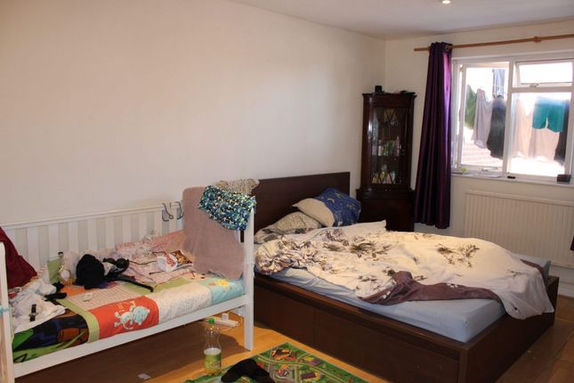 FLAT 5, 24-26, THE BROADWAY, THATCHAM photo 4