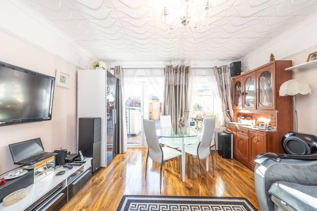 Thumbnail Flat for sale in Kings Avenue, Greenford
