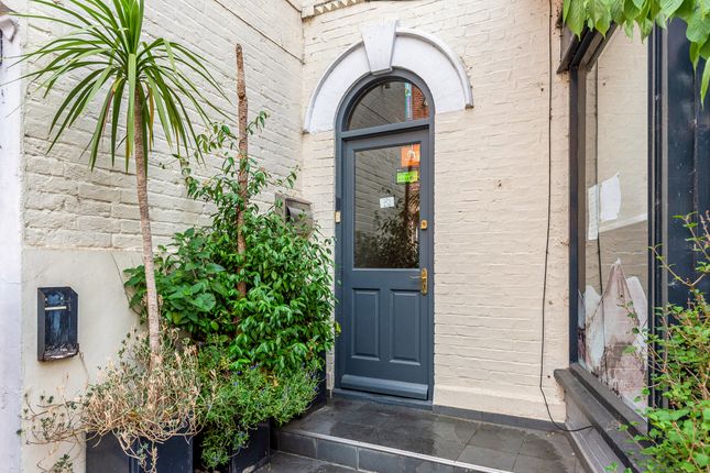 Two Bed Lisiting, 70, Parchment Street (TF), Hampshire, England photo 2