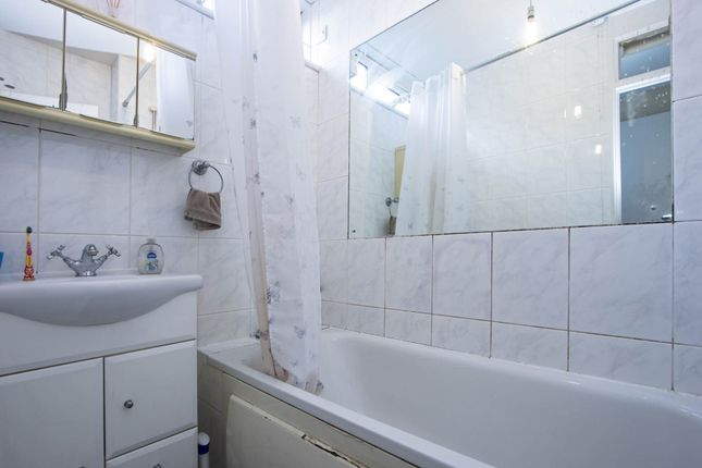 Flat for sale in Dovet Court, South Lambeth