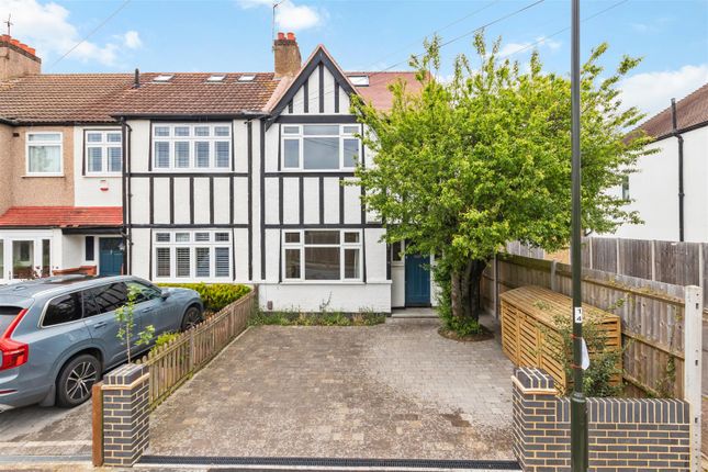 End terrace house for sale in Toynbee Road, London