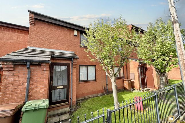 Flat for sale in Dickinson Court, College Grove, Wakefield