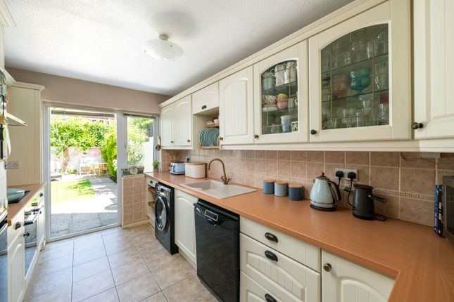 9 Talbot Close, Reigate photo 4