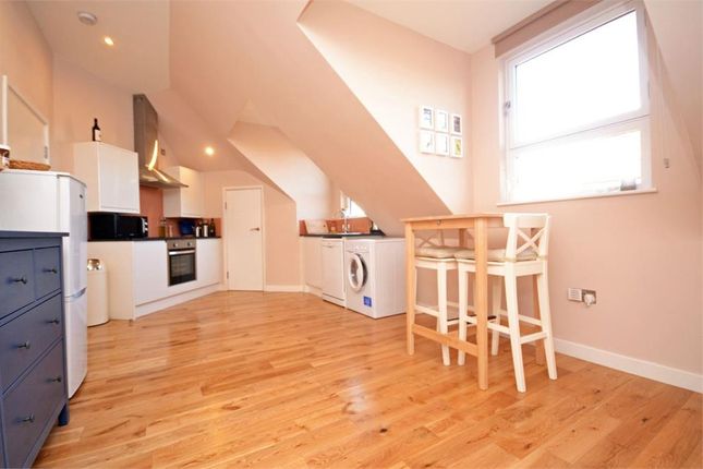 Flat to rent in St. Johns Road, Isleworth