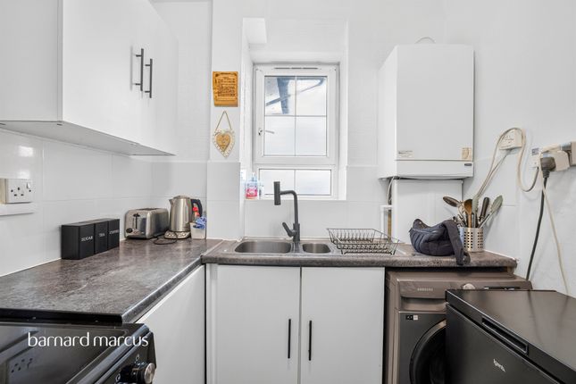 Flat 17, Exeter House, Friary Estate, London photo 3
