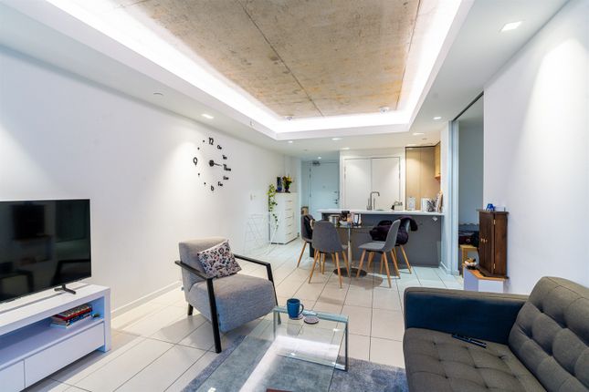 5, Apt 104 Hoola (East Tower), Tidal Basin Rd, London photo 2