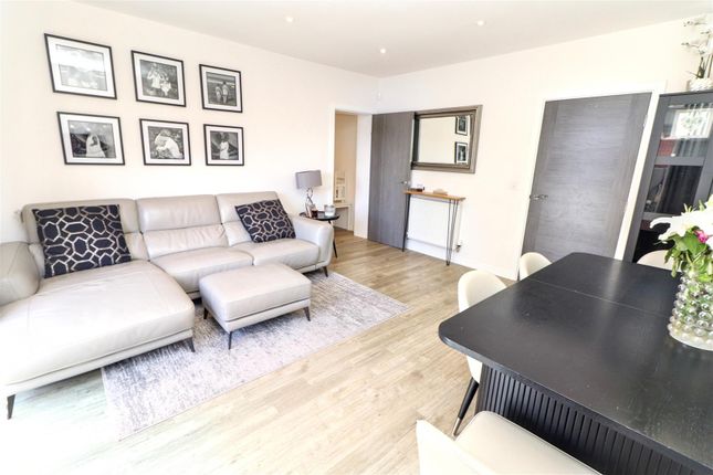 4, Holmesley Road, Borehamwood photo 4