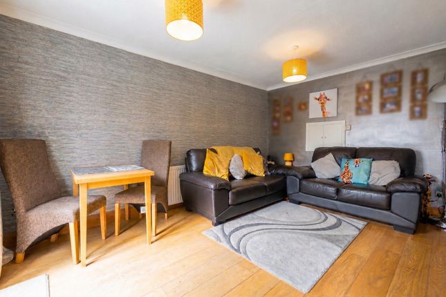 16, Wellesley, Harlow photo 3