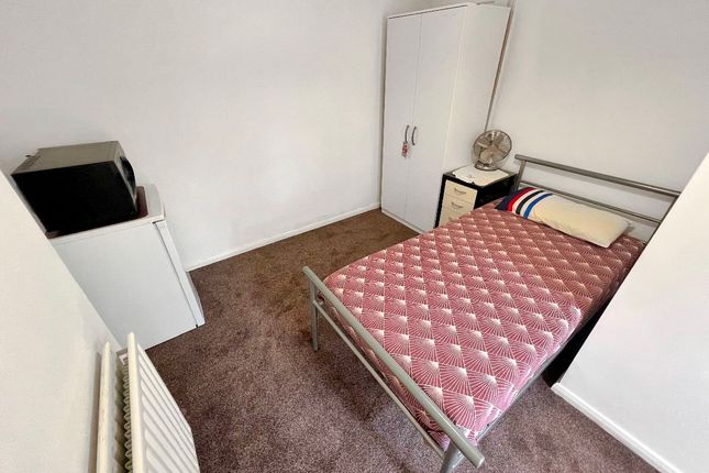 Thumbnail Room to rent in Stanwell Road, Feltham