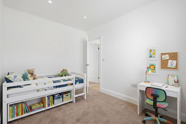 1 Pitcairn Close, Romford photo 4