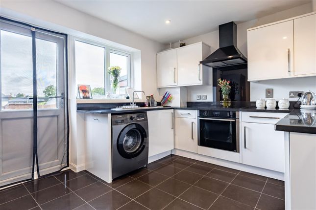 10, Alderwood Close, Abridge photo 2
