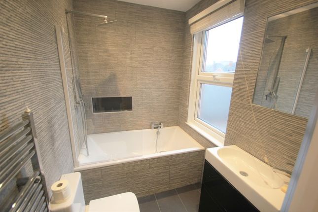 19B, Chapel Avenue, Addlestone photo 5