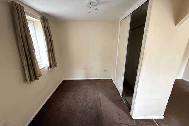 35, Chartwell Close, Greenford photo 4