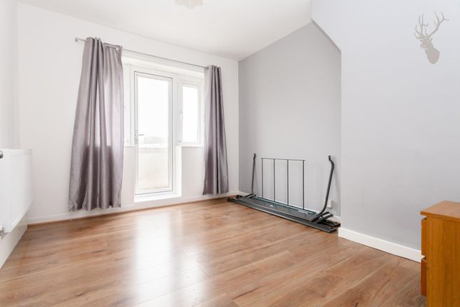 Flat to rent in Globe Road, London