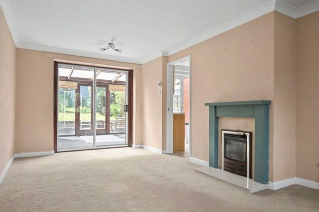 15, Fox Road, Farnham photo 4