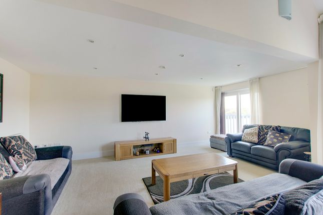 Thumbnail Flat for sale in The Lakes, Larkfield, Aylesford, Kent