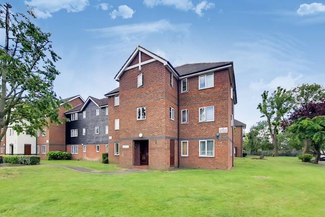 Flat for sale in Mandeville Court, Chingford, London