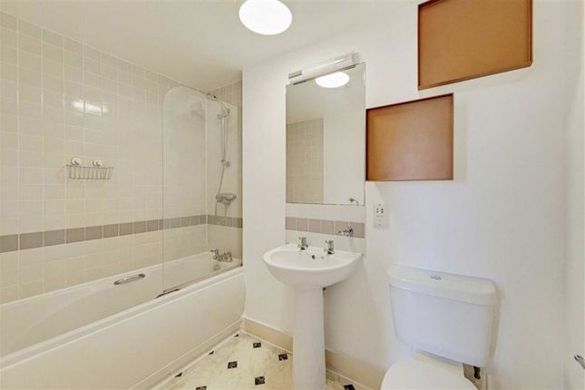 Flat to rent in Creek Road, London