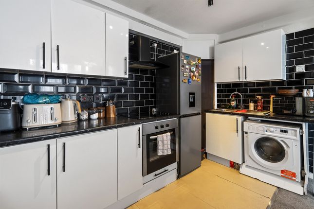 Flat 71, Colne Court, Emlyn Gardens, Hammersmith photo 4