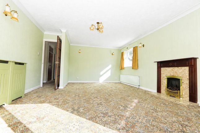 8 Thorndale, Thundersley, Essex photo 4