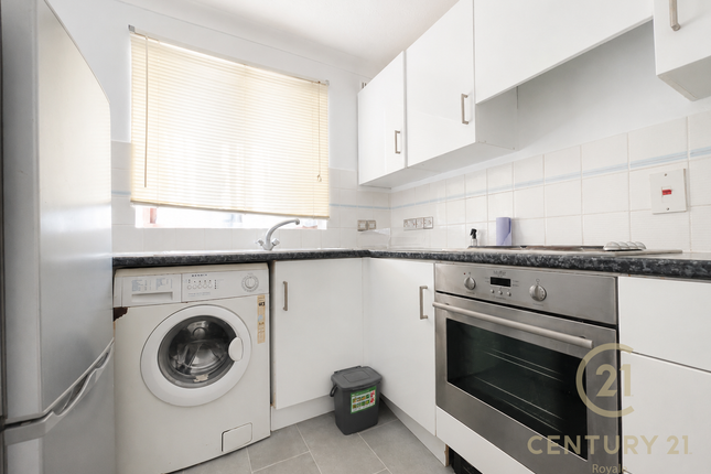 1 Old Farm Court 9, Farm Road, ESHER photo 4