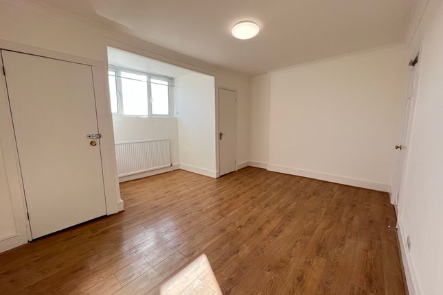 Maisonette to rent in Station Road, London