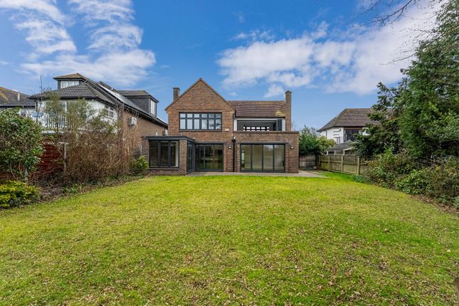 47 Links Avenue, Romford photo 4