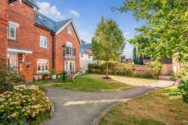 2-bed flat on Gosport Lane, Lyndhurst, £300,000