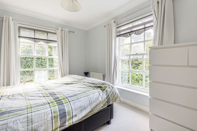 Flat 2 Dunsford Court, 28, Broomhill Road, London photo 4