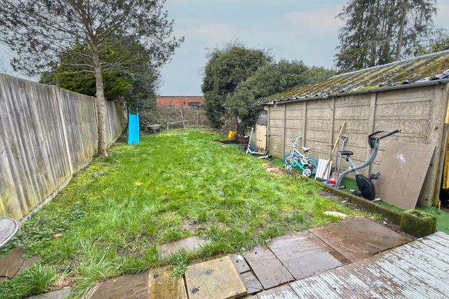 33 Hill Farm Avenue, Watford photo 4