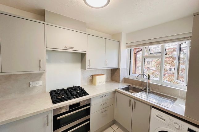 Flat 61, Redhill photo 5