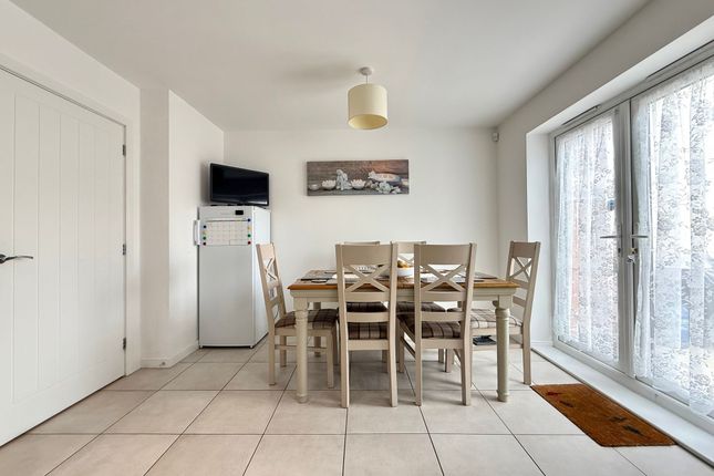 6 Nias Avenue, Faringdon photo 4
