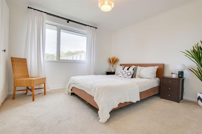 Flat to rent in Crofton Way, Enfield