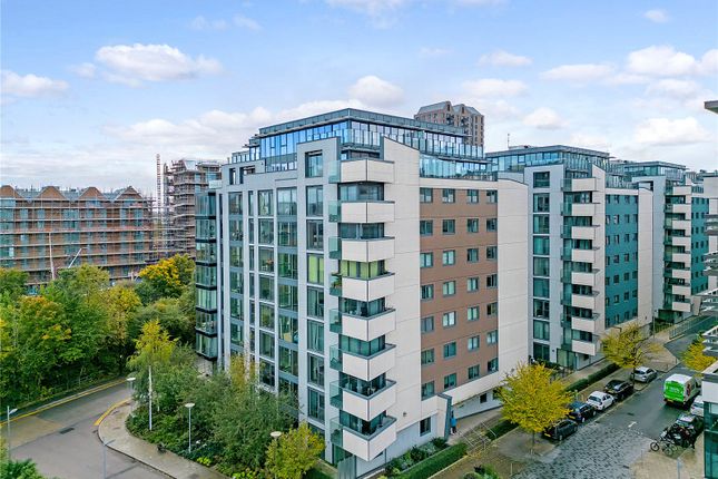 Flat for sale in Lapwing Heights, Waterside Way, London