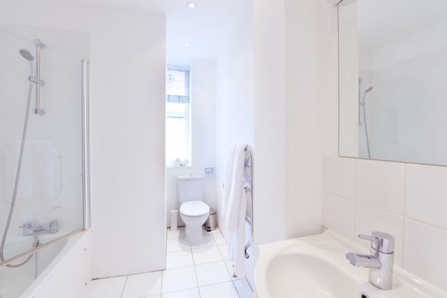 Thumbnail Flat to rent in Hill Street, London