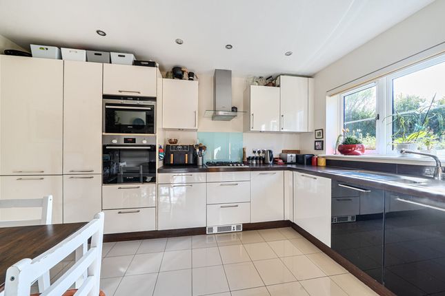 30 Meadow Close, Chichester photo 4