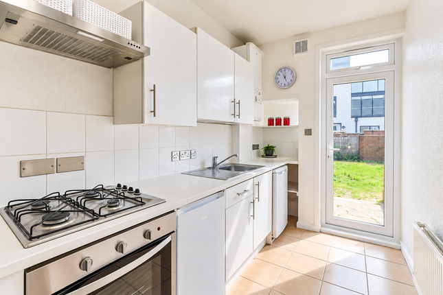 8 Cowper Avenue, Sutton photo 3