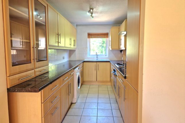 6, Sharonelle Court, Wokingham photo 3