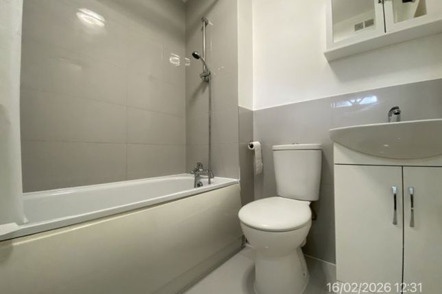 52, Stephensons Court, Berks photo 2