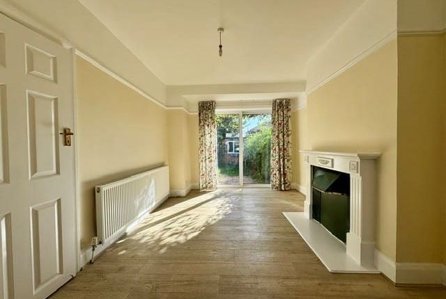 Wood End Gardens, Northolt photo 3