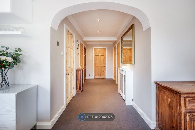 Flat to rent in Cardwell Crescent, Ascot