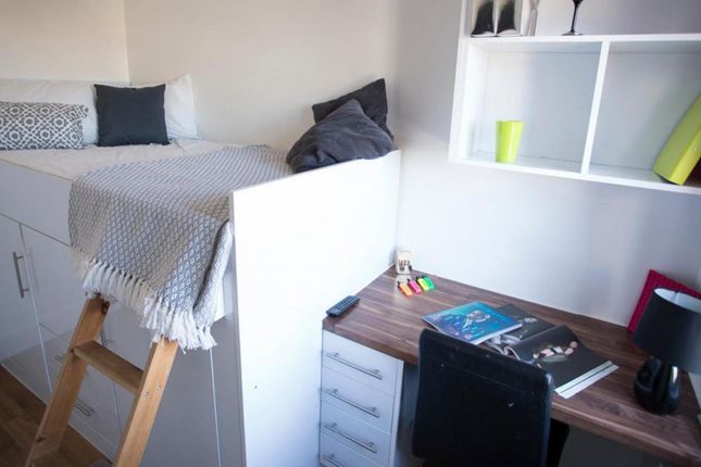 Thumbnail Room to rent in Surrey Quays Road, London